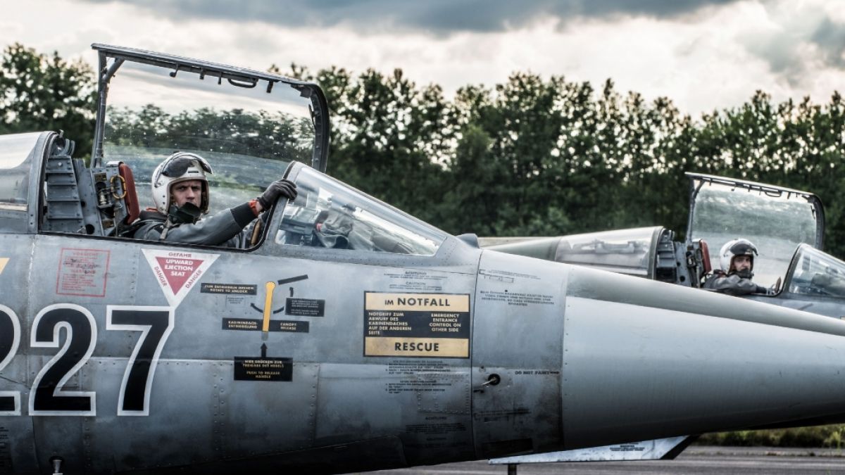 Harrys (Steve Windolf, l.) größte Leidenschaft ist seine Arbeit als Pilot der Luftwaffe. (Foto)