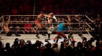 Aufgrund des Matchendes durch Disqualifikation stürmen The New Day in den Ring - aber auch ihre Gegner die Dudley Boyz.
