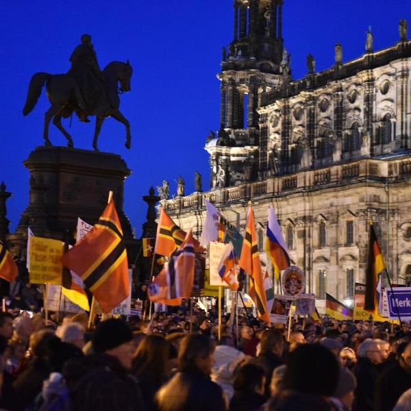 Pegida marschiert auch nach Paris wieder Pegida marschiert auch nach Paris wieder (Foto)
