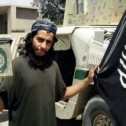 Diese Aufnahme zeigt den mutmaßlichen Drahtzieher der Anschläge von Paris im November 2015, Abdelhamid Abaaoud, der mit einem Buch und der Flagge der Terrormiliz IS (Islamischer Staat) posiert. Diese Aufnahme zeigt den mutmaßlichen Drahtzieher der Anschläge von Paris im November 2015, Abdelhamid Abaaoud, der mit einem Buch und der Flagge der Terrormiliz IS (Islamischer Staat) posiert.