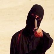 Szene aus einem Video, das von der Terrormiliz Islamischer Staat (IS) am 02.09.2014 veröffentlicht wurde und einen maskierten Mann mit Messer bei der Hinrichtung des US-Journalisten Sotloff zeigen soll. Szene aus einem Video, das von der Terrormiliz Islamischer Staat (IS) am 02.09.2014 veröffentlicht wurde und einen maskierten Mann mit Messer bei der Hinrichtung des US-Journalisten Sotloff zeigen soll.