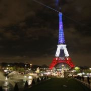 Der Eiffelturm ist am 16.11.2015 in Paris (Frankreich) in den Nationalfarben Frankreichs beleuchtet. Bei einer Serie von IS-Terroranschlägen in Paris in der Nacht vom 13. auf den 14. November 2015 wurden mindestens 129 Menschen getötet. Der Eiffelturm ist am 16.11.2015 in Paris (Frankreich) in den Nationalfarben Frankreichs beleuchtet. Bei einer Serie von IS-Terroranschlägen in Paris in der Nacht vom 13. auf den 14. November 2015 wurden mindestens 129 Menschen getötet.