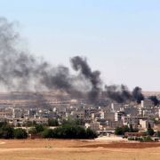 Aufsteigender Rauch nach wiederkehrenden Angriffen des Islamischen Staats in Kobane, Syrien, im Juni 2015. Aufsteigender Rauch nach wiederkehrenden Angriffen des Islamischen Staats in Kobane, Syrien, im Juni 2015.