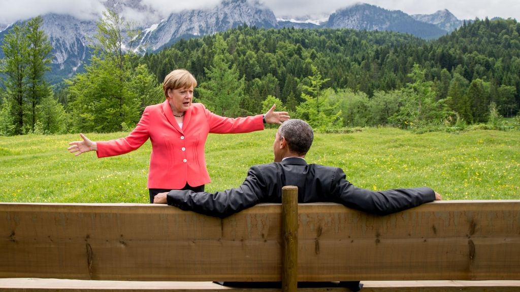 Das Bild vom G7-Gipfel 2015 im bayerischen Elmau mit Barack Obama und Angela Merkel ging um die Welt. Das Netz lief heiß und spekulierte, was Merkel wohl gesagt haben könnte. Vielleicht: "Ich bin noch sooo lange Kanzlerin"? (Foto)