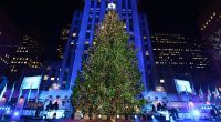 Der weltberühmte Weihnachtsbaum vor dem Rockefeller Center verzaubert New York City seit 1933 mit 45.000 Lichtern und einem strahlenden Swarovski-Stern mit einem Durchmesser von fast drei Metern.
