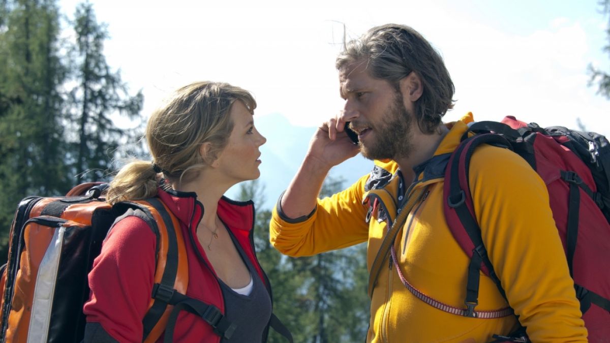 Katharina (Luise Bähr) und Markus (Sebastian Ströbel) koordinieren den Rettungseinsatz mit den anderen Bergrettern. (Foto)