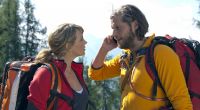 Katharina (Luise Bähr) und Markus (Sebastian Ströbel) koordinieren den Rettungseinsatz mit den anderen Bergrettern.