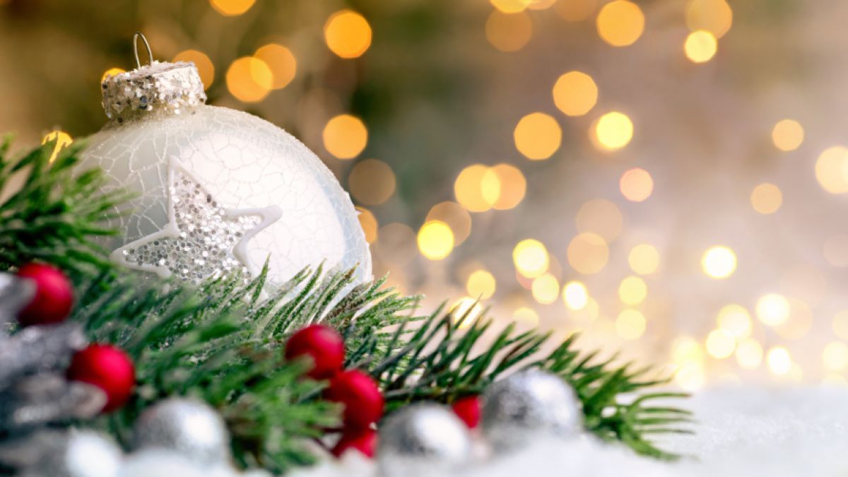 Christbaumschmuck hängt an Weihnachtsbäumen weltweit. Doch was hat es mit der Tradition auf sich, einen Nadelbaum in das heimische Wohnzimmer zu stellen und diesen zu dekorieren? Wir klären auf. (Foto)