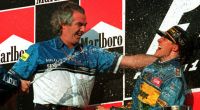 Michael Schumacher feierte mit Benetton-Teamchef Flavio Briatore 1995 auf dem Podium den Sieg im japanischen Aida.