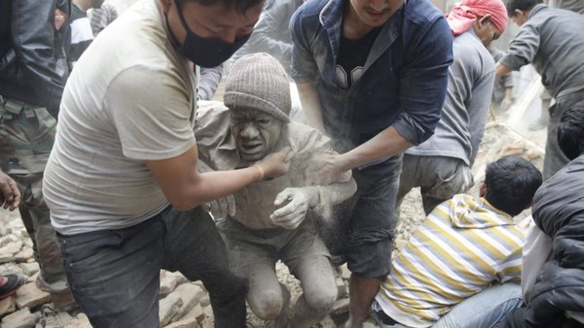Nach dem Erdbeben bergen Helfer Überlebende aus den Trümmern in Kathmandu. (Foto)
