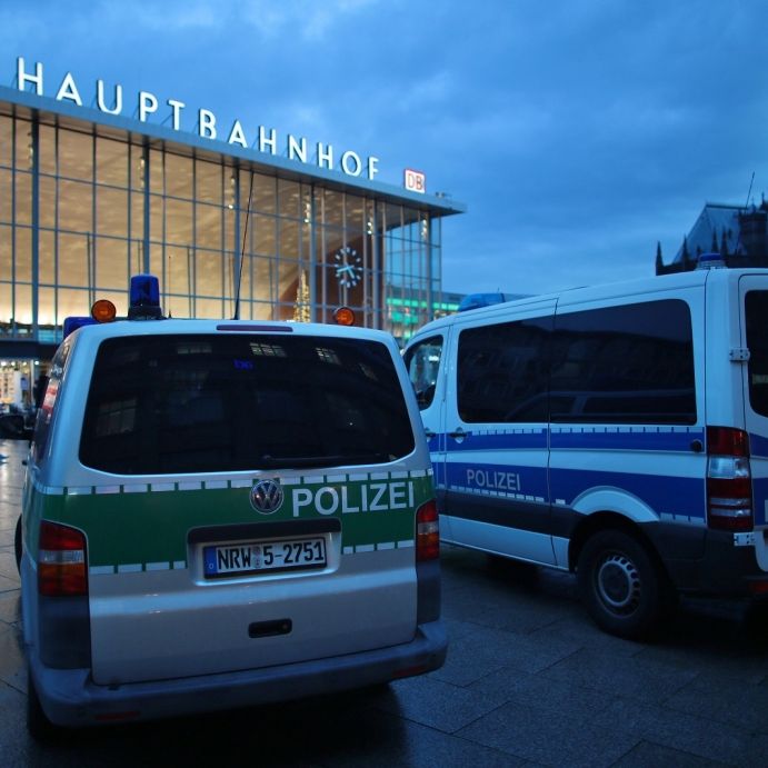 Angela Merkel verlangt hartes Vorgehen gegen Sex-Täter Angela Merkel verlangt hartes Vorgehen gegen Sex-Täter (Foto)