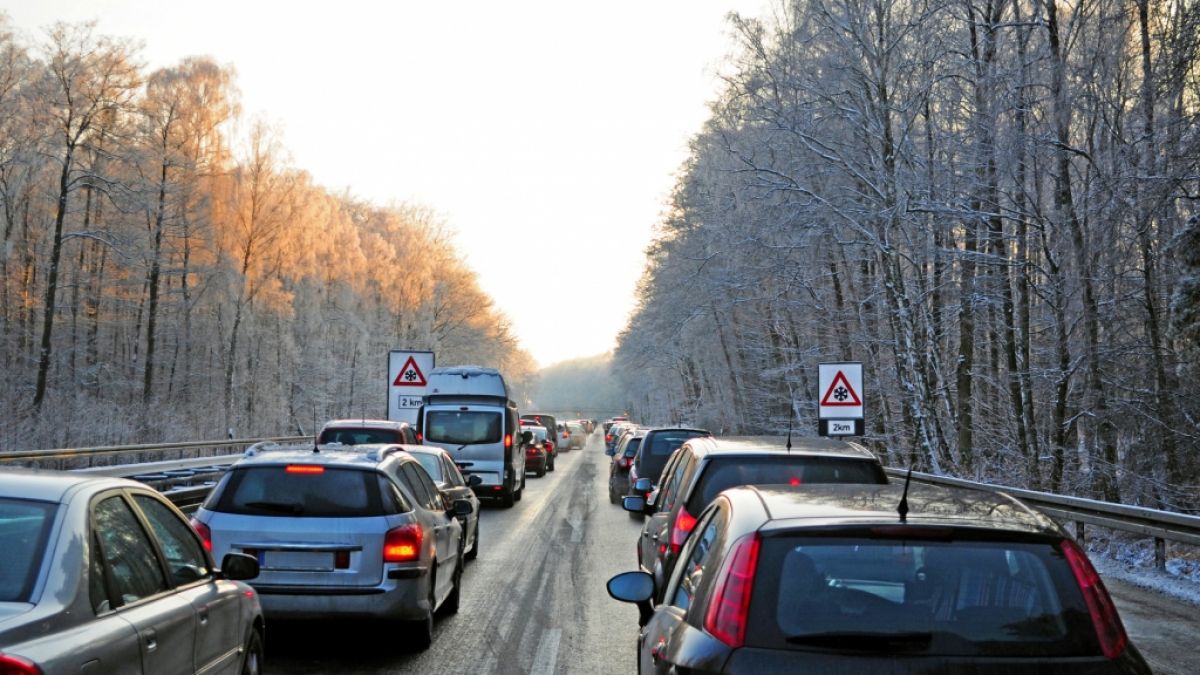 Glatteis und Stau im Winter: Wer nicht zu spät zur Arbeit kommen will, sollte mehr Zeit einplanen. (Foto)