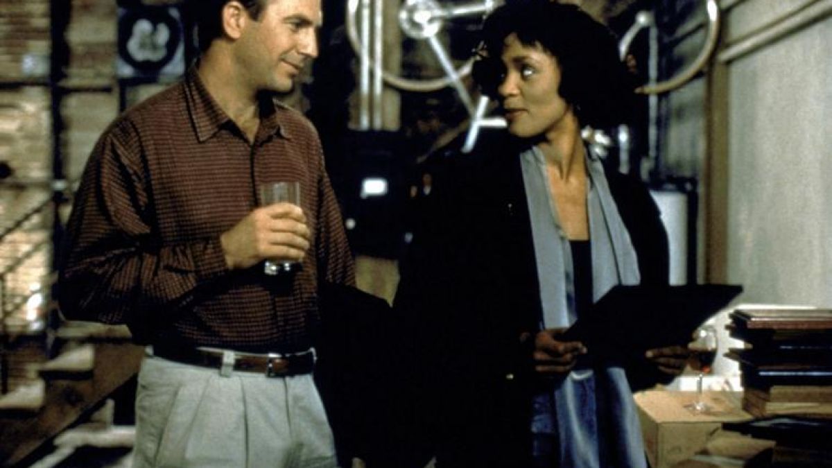 Kevin Kostner und Whitney Houston im Drama "Bodyguard". (Foto)