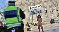 Nacktkünstlerin Milo Moiré protestiert vor dem Kölner Dom gegen die Übergriffe auf Frauen an Silvester.