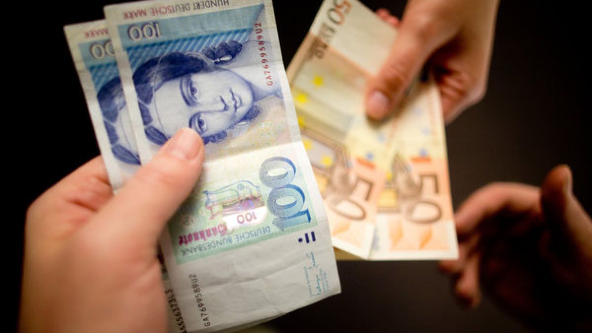 Auch 14 Jahre nach Einführung des Euro kann man in einigen Geschäften noch immer mit der D-Mark bezahlen. (Foto)
