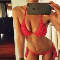 So sexy imitiert Annemarie Carpendale Irina Shayks Bikini-Selfie