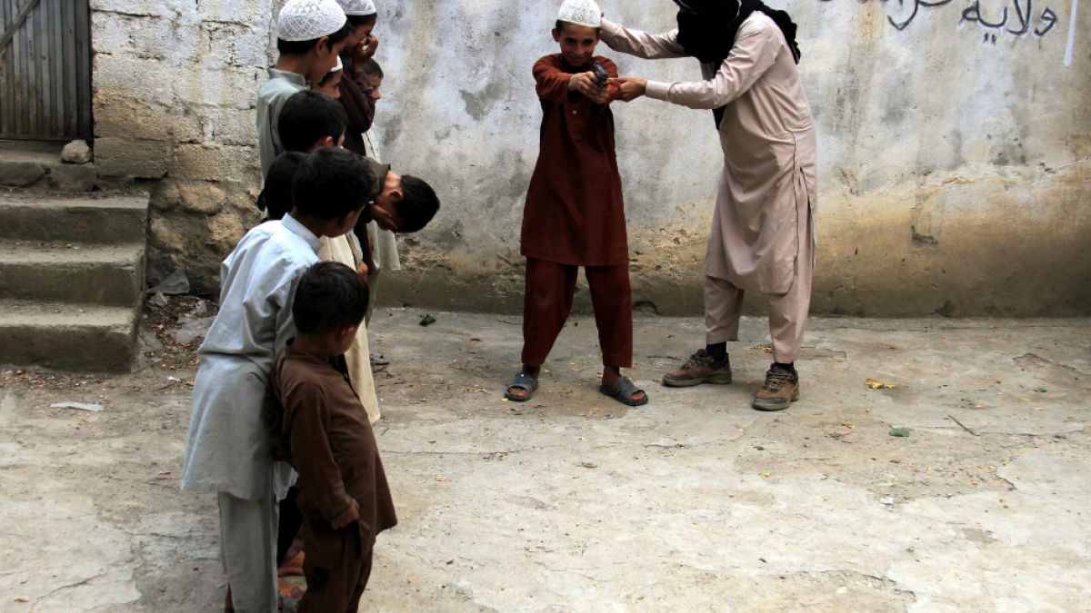 Der "Islamische Staat" unterhält regelrechte Ausbildungslager für seine Kindersoldaten. (Foto)