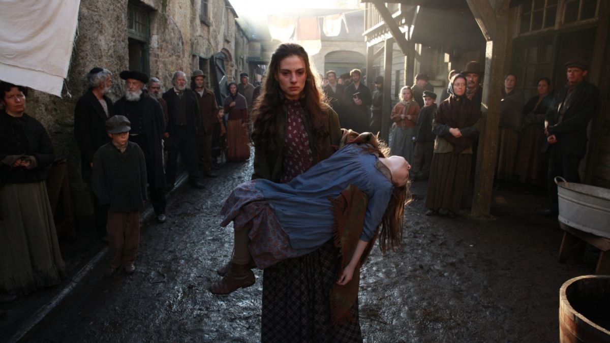 Maisie trägt ihre tote Tochter durchs Armenviertel. (Foto)