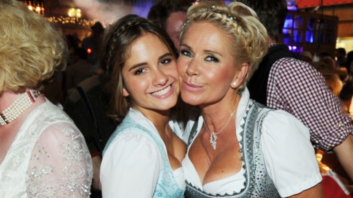 Stolz posiert Claudia Effenberg mit ihrer Tochter Lucia Strunz (16) auf dem Oktoberfest im Weinzelt. (Foto)