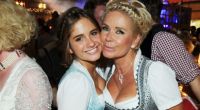 Stolz posiert Claudia Effenberg mit ihrer Tochter Lucia Strunz (16) auf dem Oktoberfest im Weinzelt.