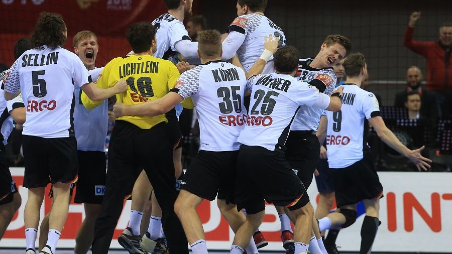 Nach Abpfiff liegen sich die deutschen Handballer in den Armen. (Foto)