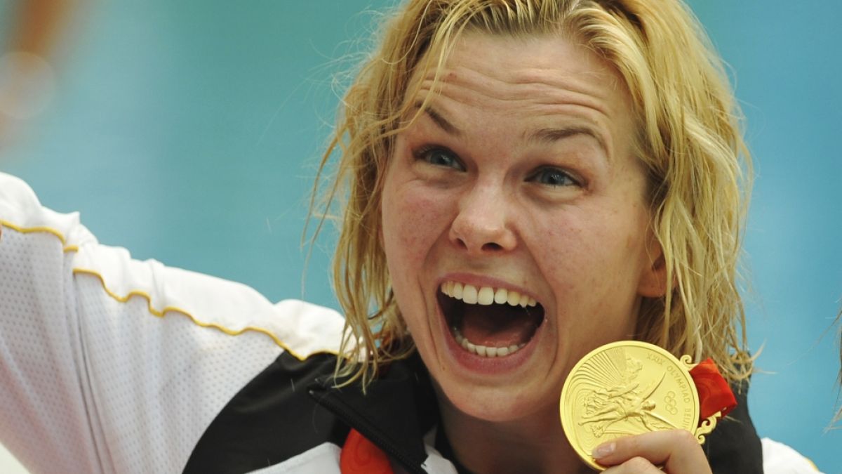 Britta Steffen feiert ihren Siege über 100-Meter-Freistil bei den Olympischen Spielen in Peking. (Foto)