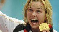 Britta Steffen feiert ihren Siege über 100-Meter-Freistil bei den Olympischen Spielen in Peking.