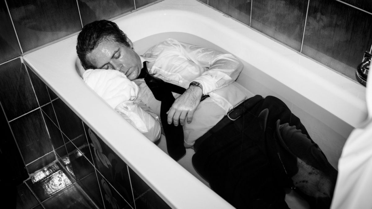 Ein bis heute unvergessenes Bild: Uwe Barschel (Matthias Matschke) tot in der Badewanne des Genfer Hotels "Beau Rivage". (Foto)