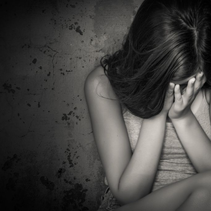 Beweis-Video gefunden! Männerhorde misshandelt Mädchen