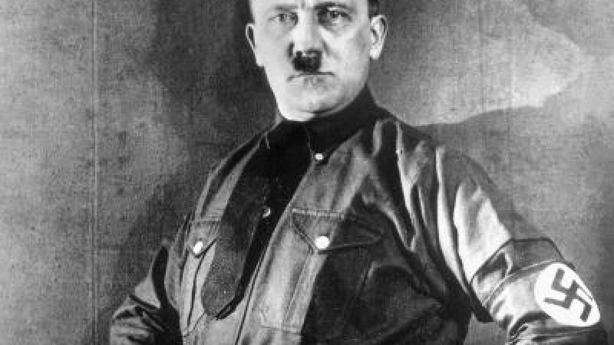 Adolf Hitler - hier in Pose mit bayerischer Tracht. (Foto)