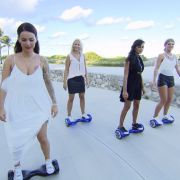 Gruppendate im Kleidchen: Die Mädels beim Oxboard fahren in Miami. Gruppendate im Kleidchen: Die Mädels beim Oxboard fahren in Miami.