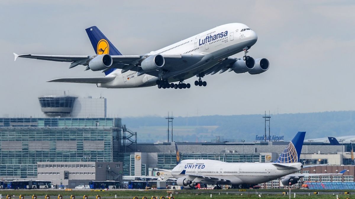 Auf dem Lufthansa-Flug von Shanghai nach München verstarb ein neun-jähriges Mädchen aus ungeklärten Gründen. Das Flugpersonal entschied sich für eine Notlandung (Symbolbild). (Foto)