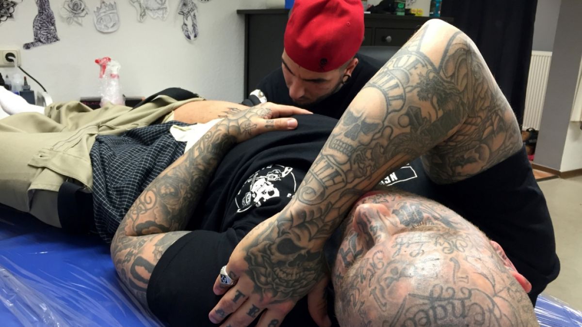 Körperkult: Daniel Hewekerl aus Hannover möchte 99 Prozent seines Körpers mit Tattoos verzieren lassen - 85 Prozent sind bereits geschafft. (Foto)