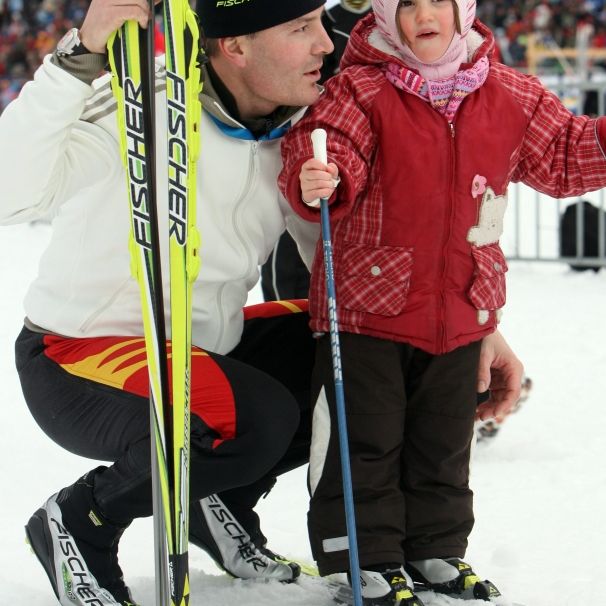 Vor großem Publikum! Das macht das Biathlon-Ass neben der Rennstrecke Vor großem Publikum! Das macht das Biathlon-Ass neben der Rennstrecke (Foto)