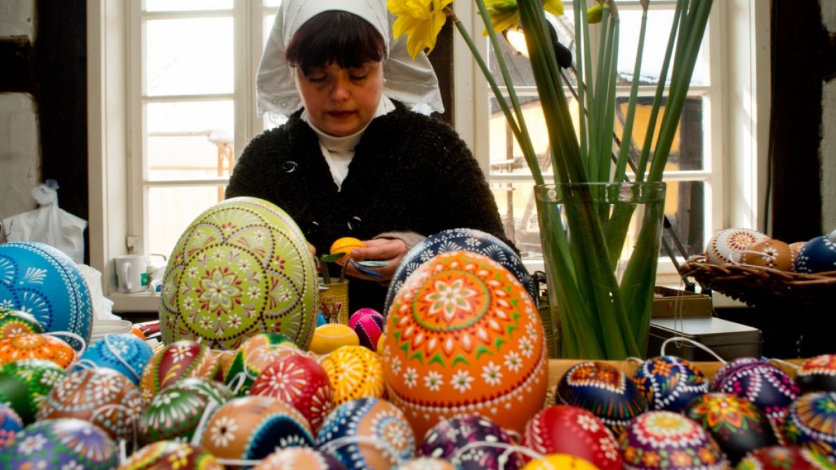Bemalte sorbische Ostereier in allen Farben und Formen. (Foto)
