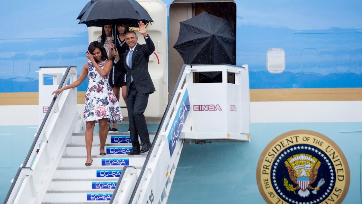 US-Präsident Barack Obama mit seiner Ehefrau Michelle (links) und den beiden Töchtern Malia (hinten links) und Sasha (hinten rechts) beim Verlassen der "Air Force One" nach der Ankunft am Flughafen von Havanna, Kuba, am 20. März 2016. (Foto)