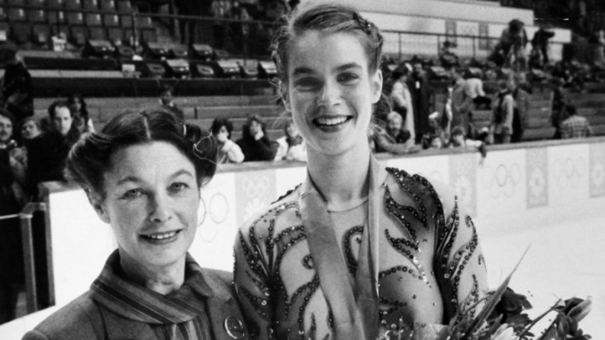 Die 18-jährige Katarina Witt mit ihrer Eiskunstlauf-Trainerin Jutta Müller (l.) bei den Olympischen Spielen 1984 in Sarajevo. (Foto)