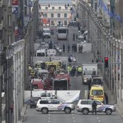 Einsatzkräfte nach einer Bomben-Explosion an der Rue de la Loi am Brüsseler U-Bahnhof Maelbeek am 22. März 2016. Am selben Tag gab es eine doppelte Explosion in der Abflughalle des Flughafen Zaventem, ebenfalls in Brüssel. Einsatzkräfte nach einer Bomben-Explosion an der Rue de la Loi am Brüsseler U-Bahnhof Maelbeek am 22. März 2016. Am selben Tag gab es eine doppelte Explosion in der Abflughalle des Flughafen Zaventem, ebenfalls in Brüssel.
