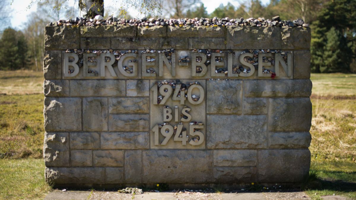 Schätzungen zufolge sollen zwischen 1941 und 1945 50.000 Menschen im Lager Bergen-Belsen ermordet worden sein. Ein Gedenkstein mit der Inschrift Bergen-Belsen 1940 bis 1945 steht in der Gedenkstätte Bergen-Belsen. (Foto)