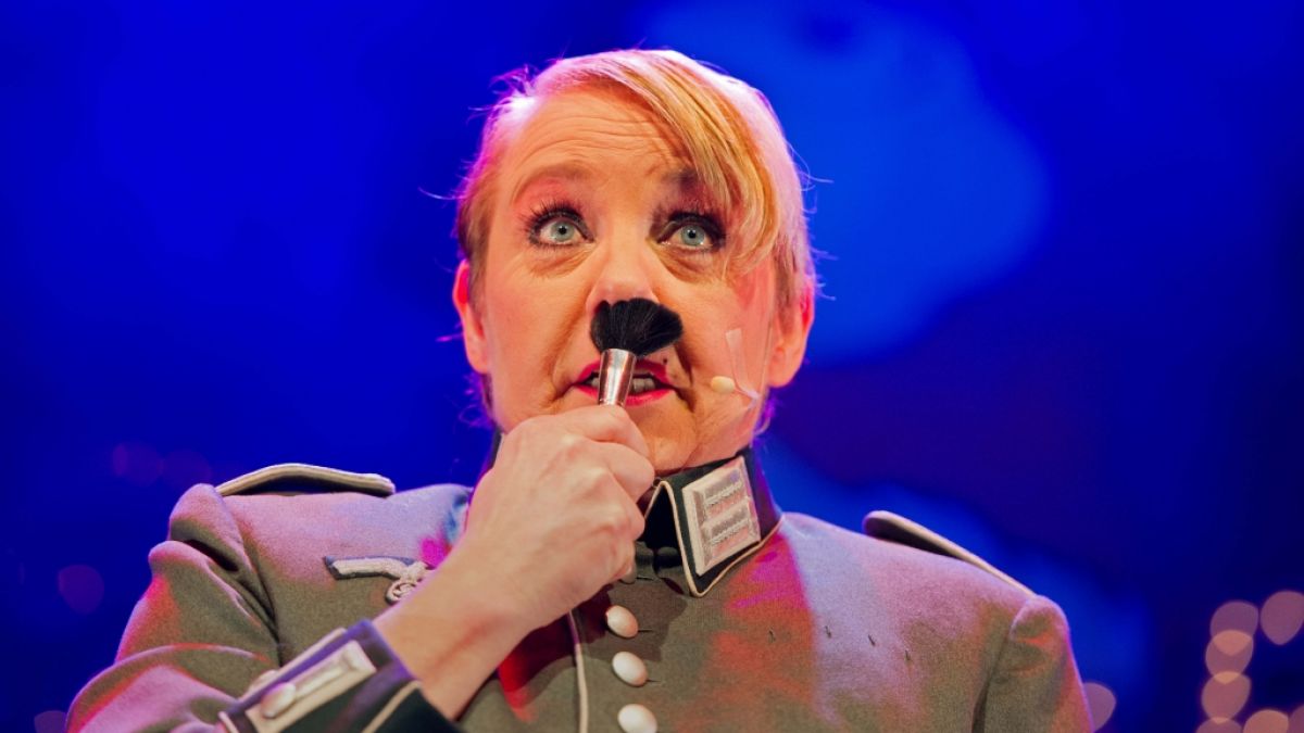 Franziska Mense-Moritz parodiert am 08.01.2014 in Dortmund (Nordrhein-Westfalen) Adolf Hitler. (Foto)