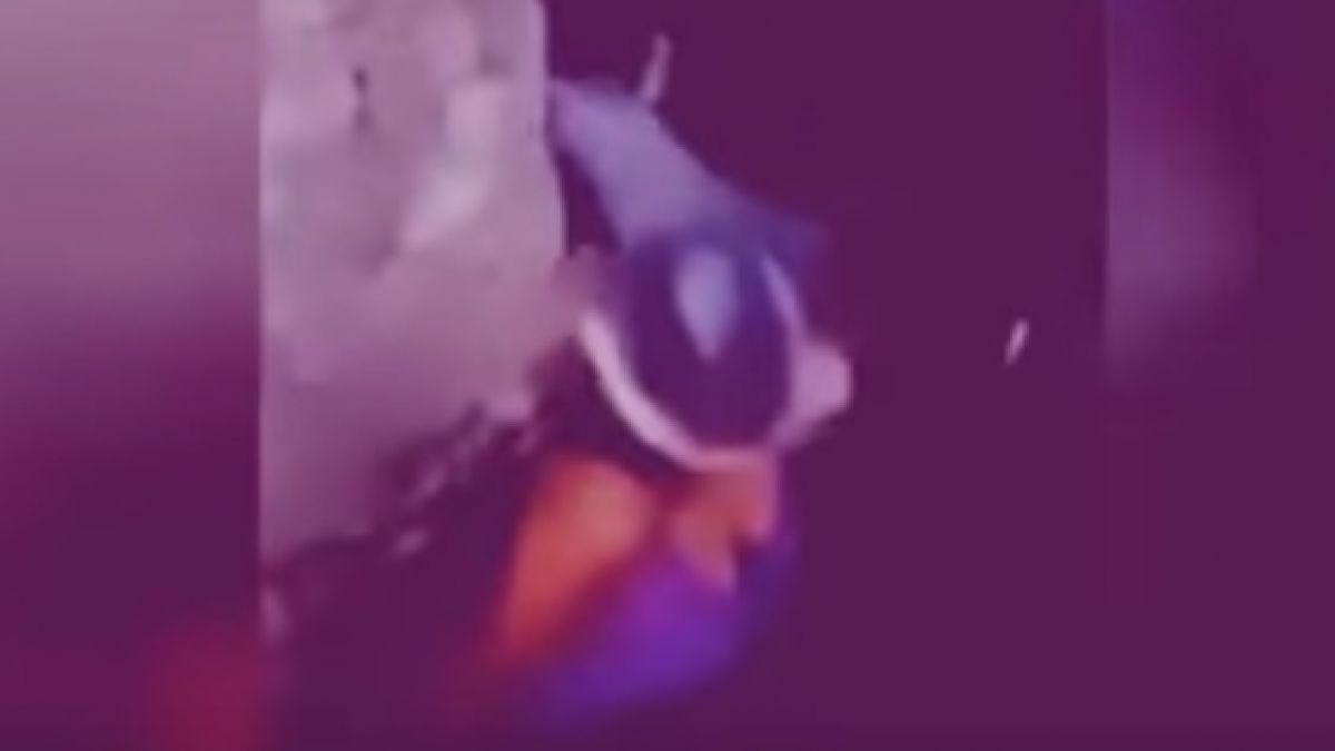 Videobeweis: Ein Polizist stülpt dem Opfer eine Plastiktüte über den Kopf. (Foto)