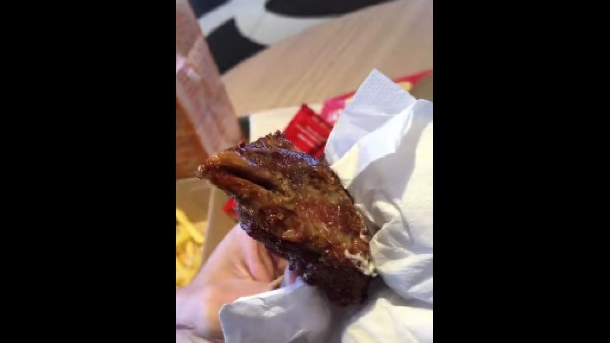 Eklig! Franzose entdeckt frittierten Hühnerkopf im Essen. (Foto)