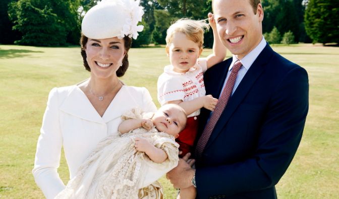 Es ist die wohl romantischste Liebesgeschichte unseres Jahrhunderts: Der künftige König von Großbritannien verliebte sich einst in ein bürgerliches Mädchen. Hier ist die Geschichte von Prinz William und seiner Kate. (Foto)
