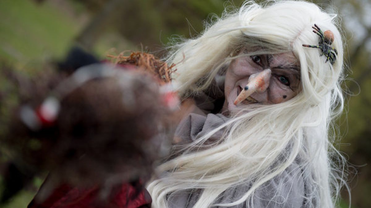 Zur Walpurgisnacht verkleidet sich so manch eine Dame als Hexe. (Foto)