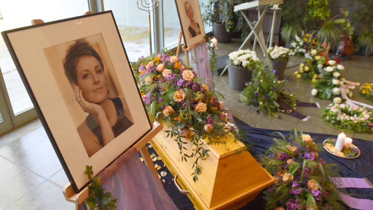 Der Sarg und Porträts der Anfang April verstorbenen Schauspielerin Hendrikje Fitz stehen am 29.04.2016 in einer Trauerhalle in Berlin. (Foto)