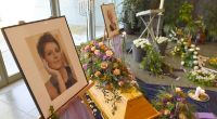 Der Sarg und Porträts der Anfang April verstorbenen Schauspielerin Hendrikje Fitz stehen am 29.04.2016 in einer Trauerhalle in Berlin.