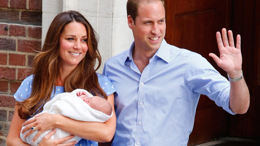 Am 22. Juli 2013 macht der kleine George Alexander Louis um 17.24 Uhr das Liebesglück seiner Eltern Kate und William perfekt. Stolze 3.798 Gramm wog der kleine Prinz bei seiner Geburt. (Foto)