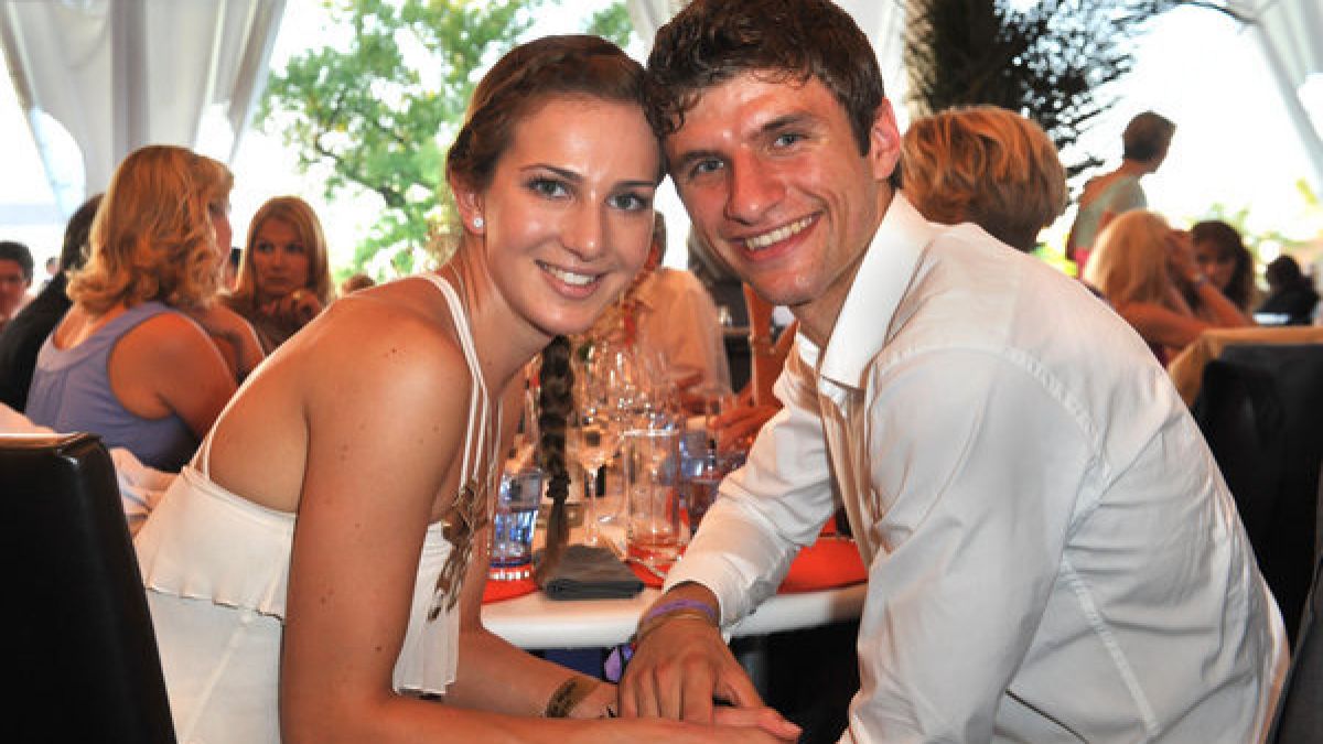 Total verliebt: Thomas Müller mit seiner Ehefrau Lisa. (Foto)