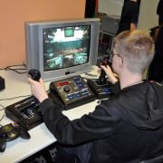 Auch ungewöhnliche Eingabegeräte, wie der Steel Battalion Controller, waren zu sehen. Das Pult wurde für Mech-Spiele entwickelt und bietet sogar Knöpfe für die Feuerlöscher! Auch ungewöhnliche Eingabegeräte, wie der Steel Battalion Controller, waren zu sehen. Das Pult wurde für Mech-Spiele entwickelt und bietet sogar Knöpfe für die Feuerlöscher!