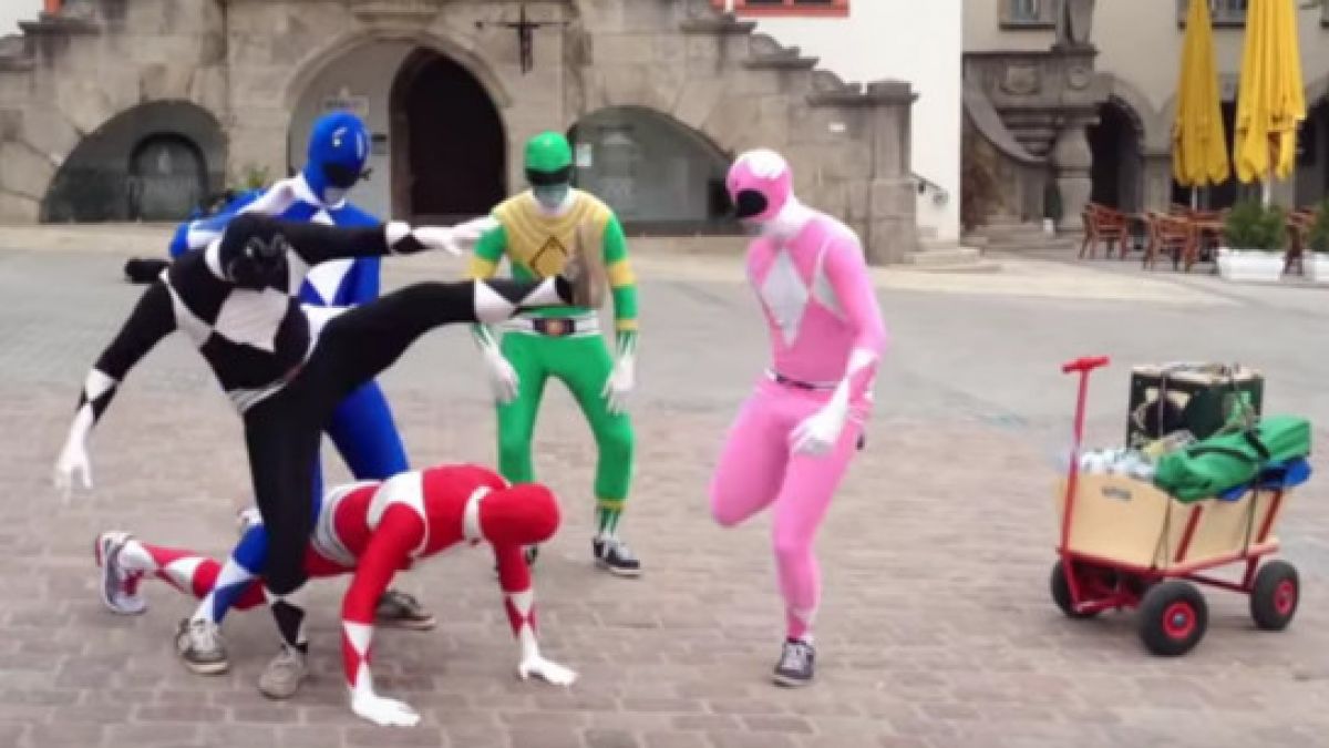 Diese Herren vergnügten sich am Männertag als Power Ranger. (Foto)